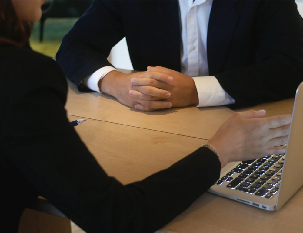 Händer som lägger ett pussel med redovisningstermer skrivna på