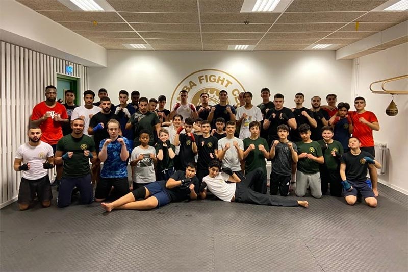 Medlemmar poserar för ett gruppfoto hos Tumba Fight Club.